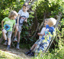 Jungs der Sechser-Bande im Kinderhaus