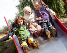 Kindergarten- Kinder auf Rutsche