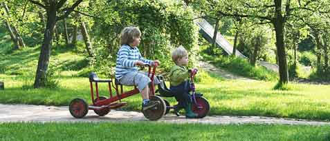 Dreiradfahren im Kinderhaus-Garten