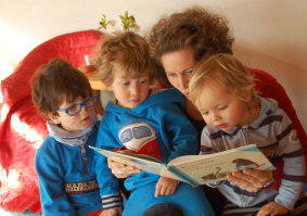 Beim Vorlesen im Kinderhaus