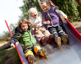 Drei Kinder auf der Rutsche