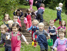 Kinder im Garten